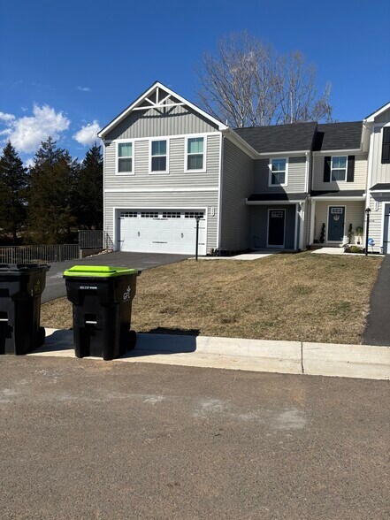 Building Photo - 284 Thicket Dr