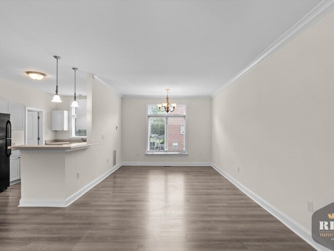 Building Photo - 3 Story Townhome, New Wood Floors, Great W...