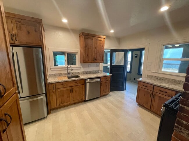 Building Photo - Beautiful 3 Bed 2 Bath House in Great Location! Must See!