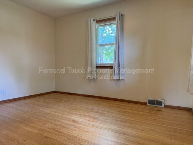 Building Photo - 1717 5th St S