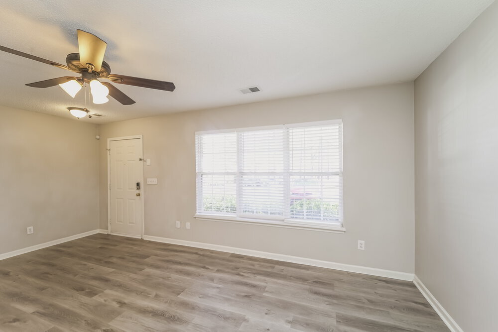 Building Photo - 10142 Forest Landing Dr