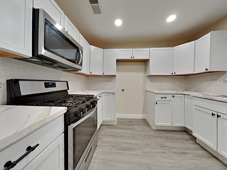 Building Photo - 2905 Shady Creek Dr