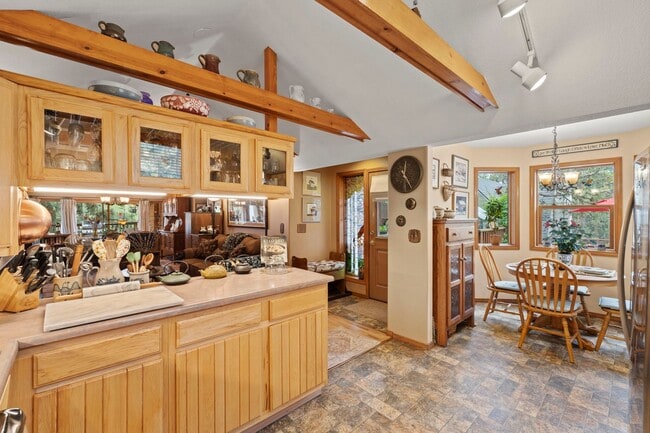 Building Photo - Cozy Green Mountain Falls Cottage