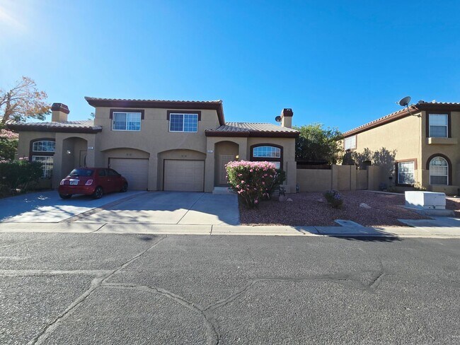 Building Photo - 2 BEDROOM TOWNHOUSE WITH 1 CAR GARAGE..HURRY, WON'T LAST!