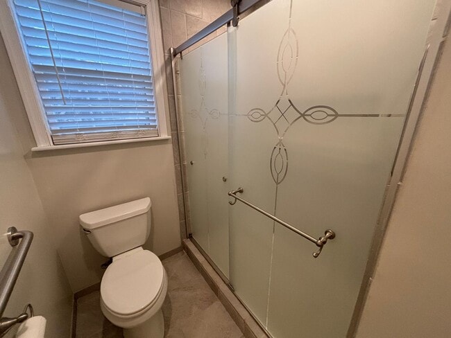 Building Photo - Remodeled Ground Level Condo off Rivermont