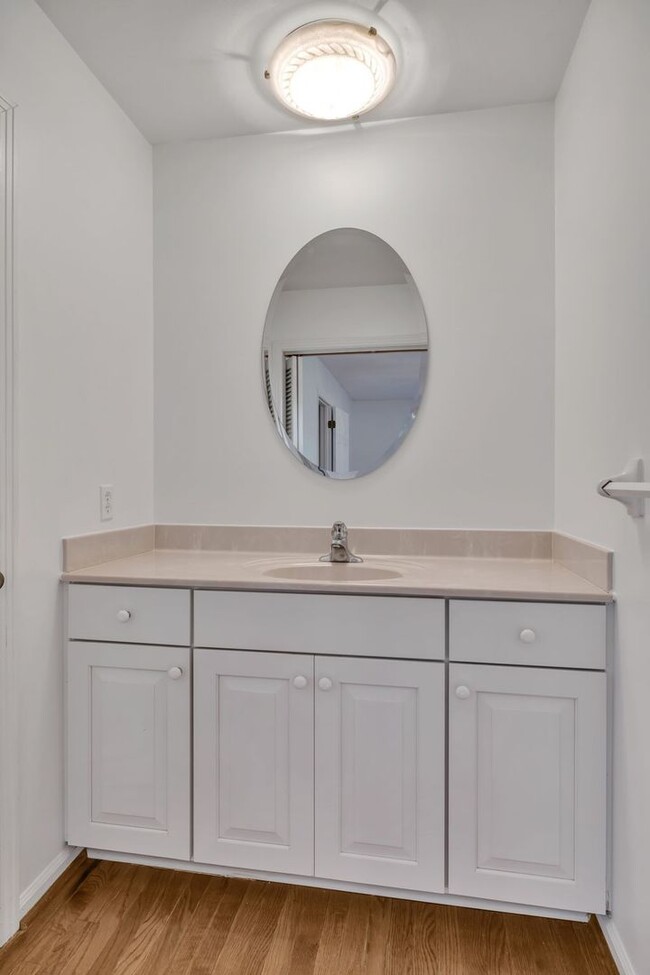 Building Photo - One level living in the heart of Brentwood