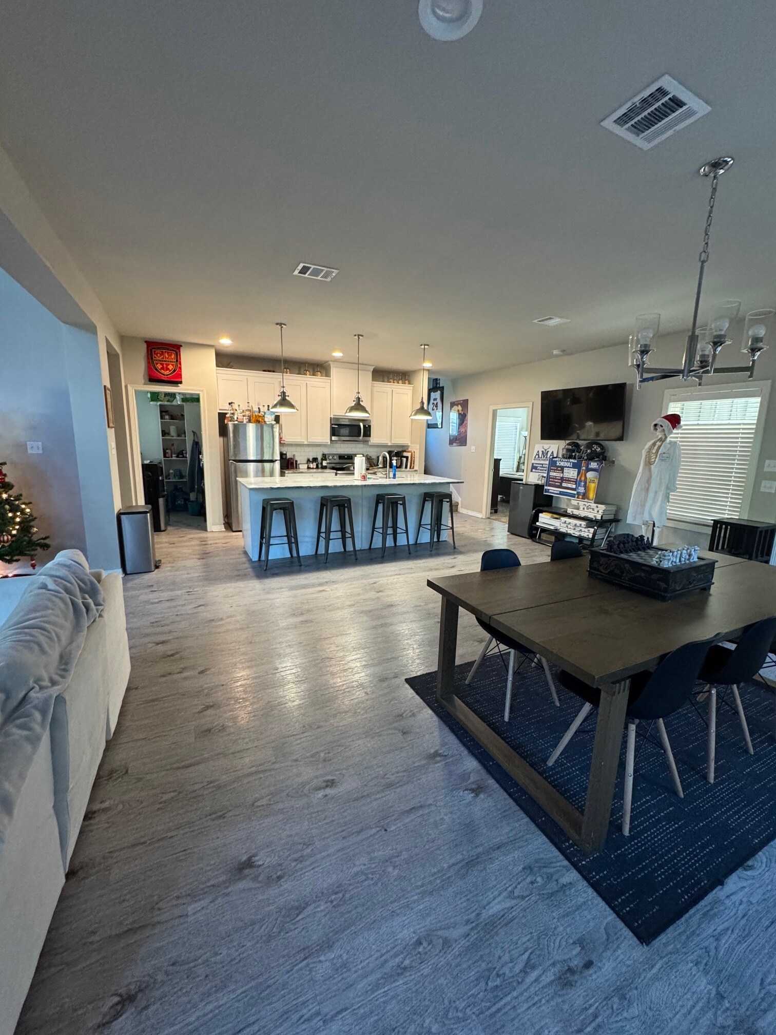 Building Photo - 410 Moran St