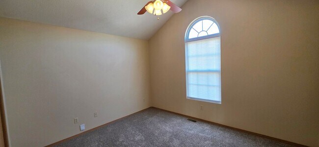 Building Photo - 3 Bedroom 2 Bath Close To Missouri State University $1295