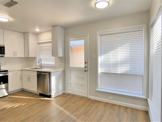 Building Photo - 606 Golfview Dr