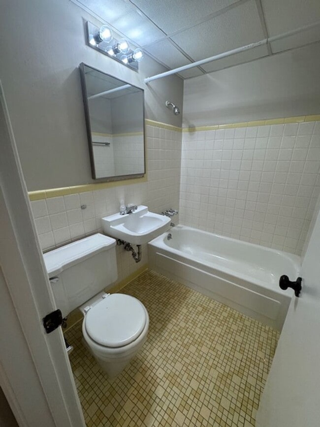 Building Photo - 1 bedroom apartment, MOVE IN SPECIAL!