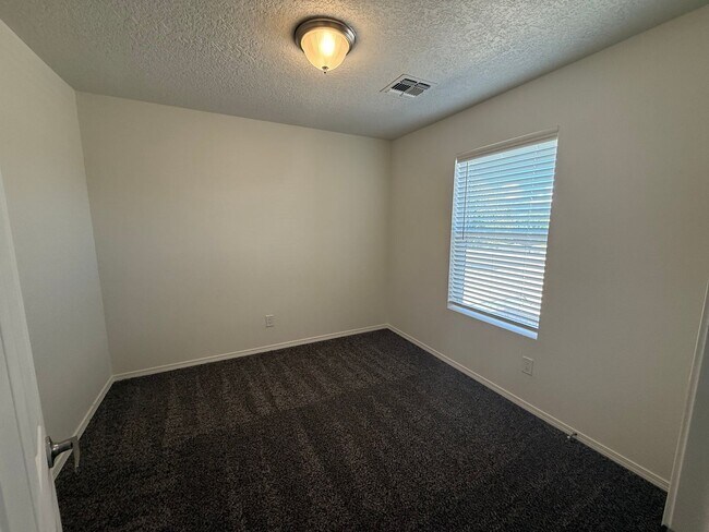 Building Photo - North Valley Townhouse