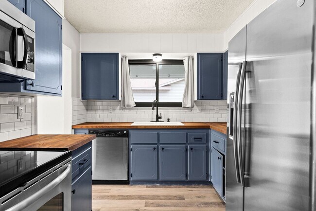 Building Photo - 2606 Lake Rd