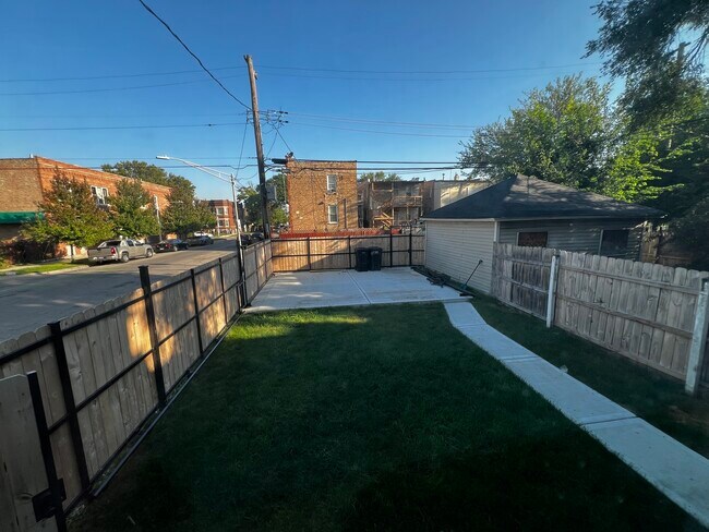 Building Photo - 4956 W Erie St