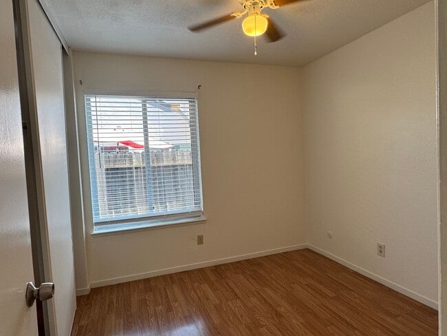 Building Photo - Single story home with low maintenance lan...