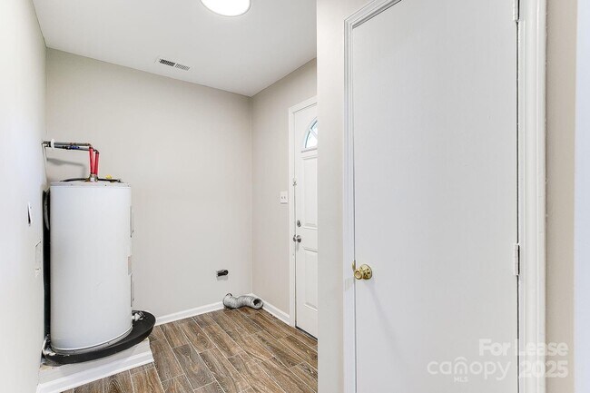 Building Photo - 4027 Bearwood Ave