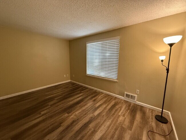 Building Photo - Fairwood Condo Available NOW!