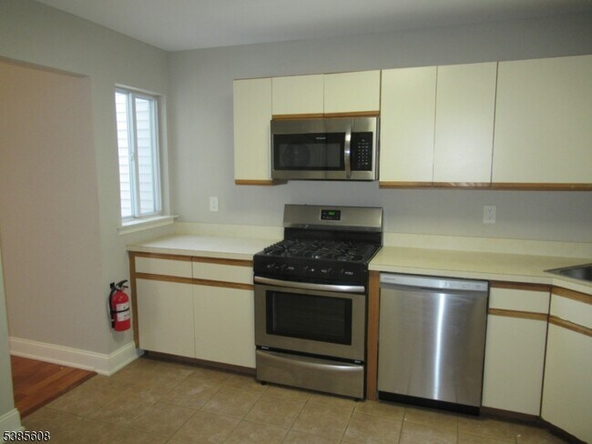 Building Photo - 133 Woods Edge Dr