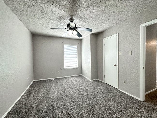 Building Photo - Updated 2-Story Duplex!