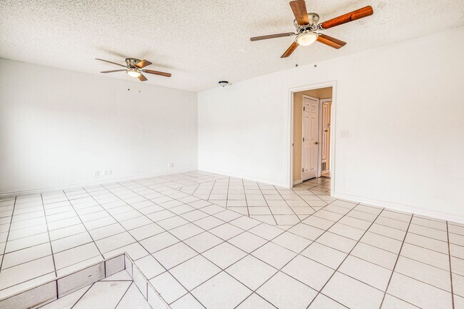 Building Photo - 3 Bed 2 bathrooms house 79936