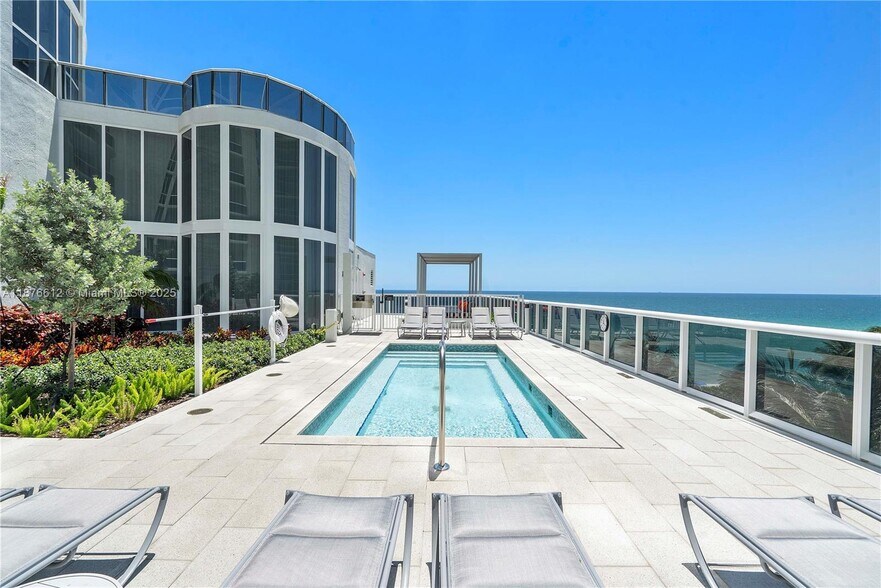 Building Photo - 15811 Collins Ave