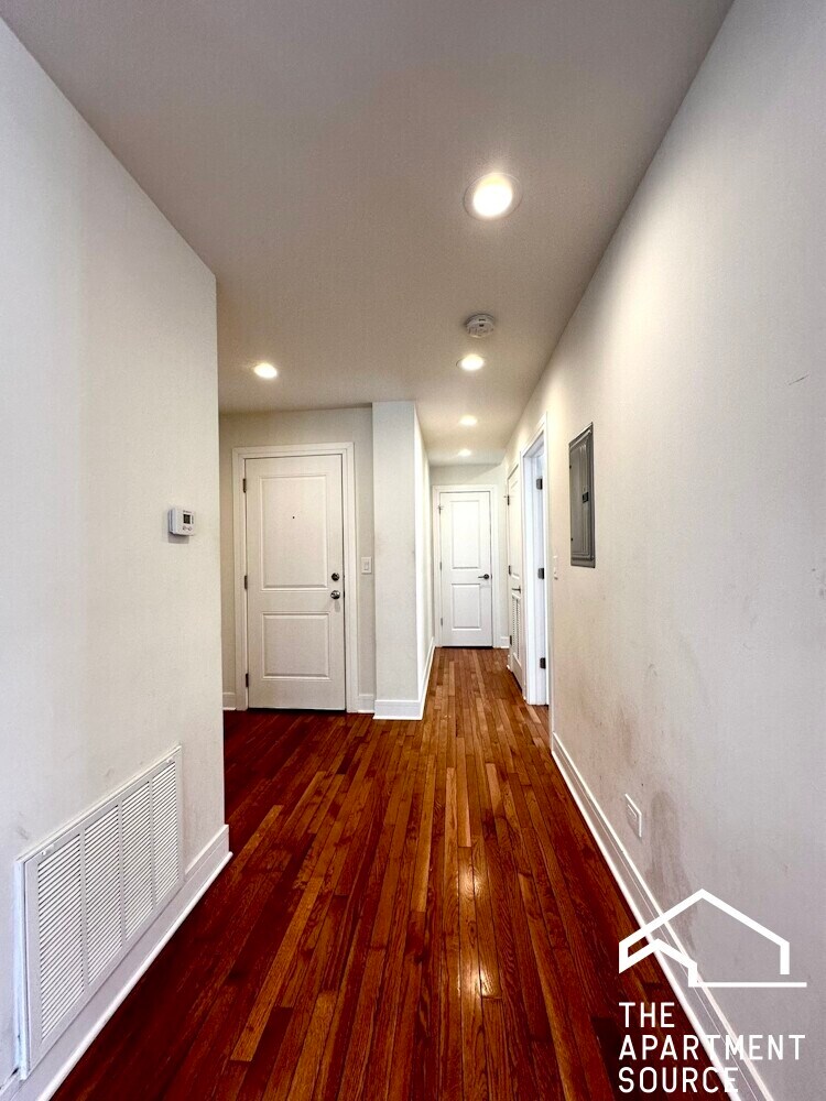 Building Photo - 1151 W Lunt Ave