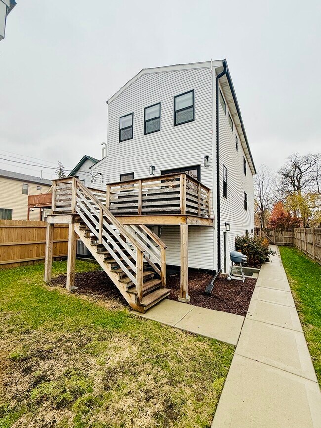 Building Photo - 5240 W Winnemac Ave