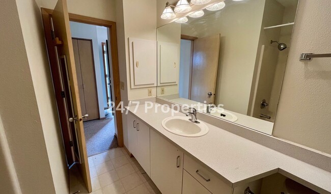 Building Photo - Hilltop 1BD I 1BA Condo + FREE month of re...