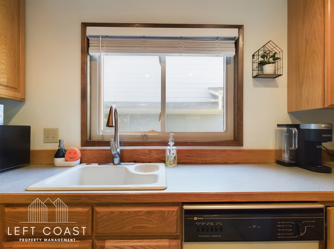 Building Photo - 890 SW 7th St