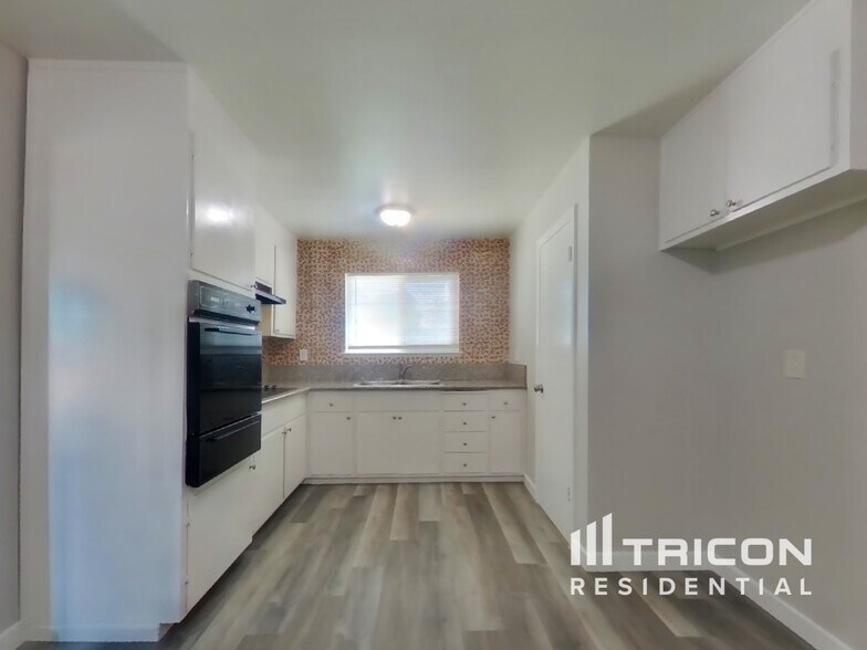 Building Photo - 1508 Crestview Dr