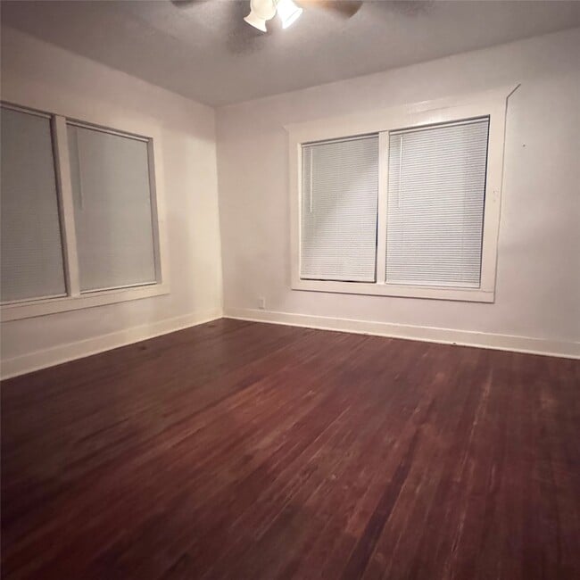 Building Photo - 215 S Commerce St