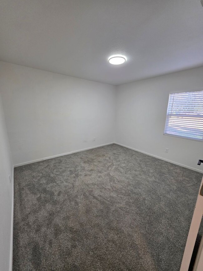 Building Photo - REMOELED 2 BED 1 BATH HOUSE READY NOW!