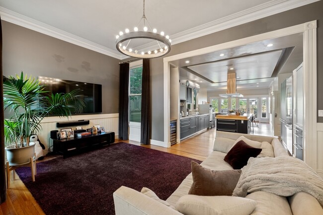 Building Photo - 2866 Pine St