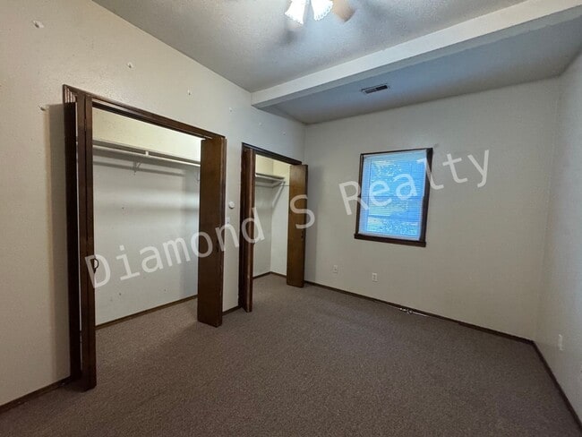 Building Photo - Cute 2 Bedroom Home with a Country Setting...