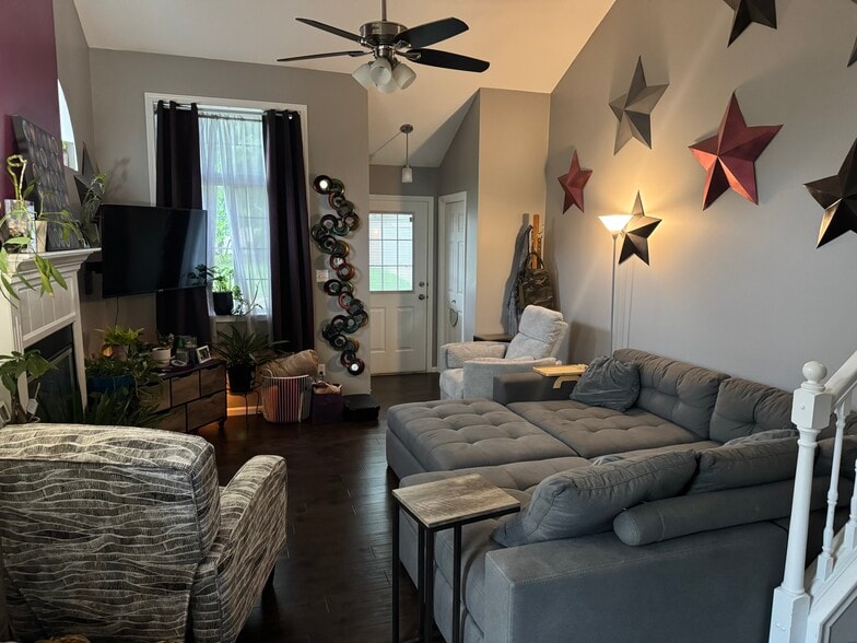 Living room - 4430 104th St