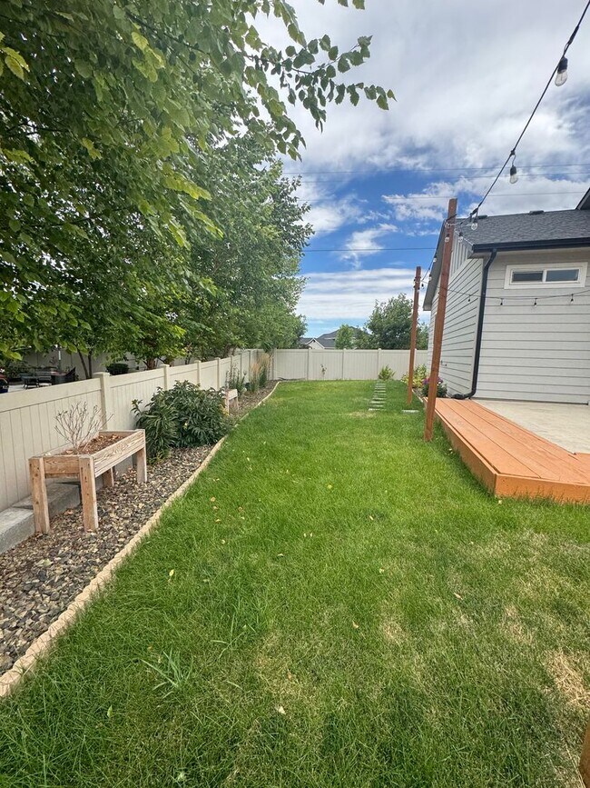 Building Photo - New on Market! Close to Freeway and Shopping!