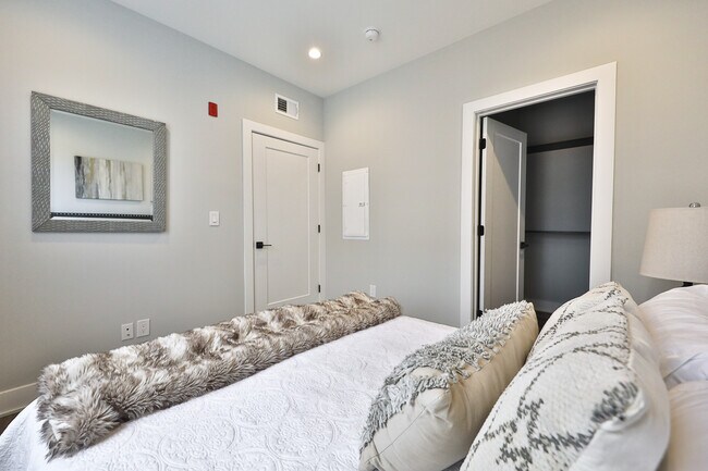 Building Photo - 1612 Cambridge St