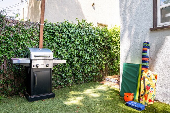 Building Photo - Charming 2BR Spanish Bungalow in Long Beach