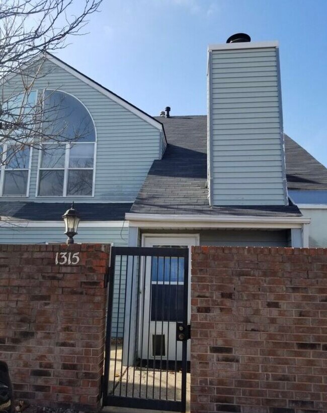 Primary Photo - 1315 Laurel Ln