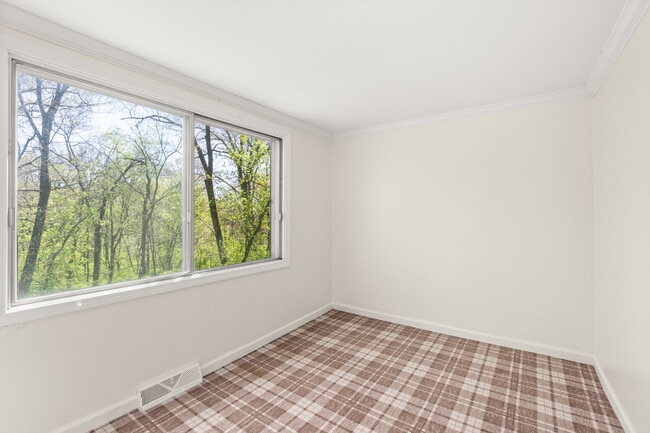 Building Photo - 1010 S Osage Dr