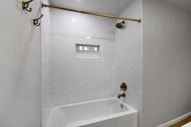 Building Photo - Pet Friendly Three Bedroom!