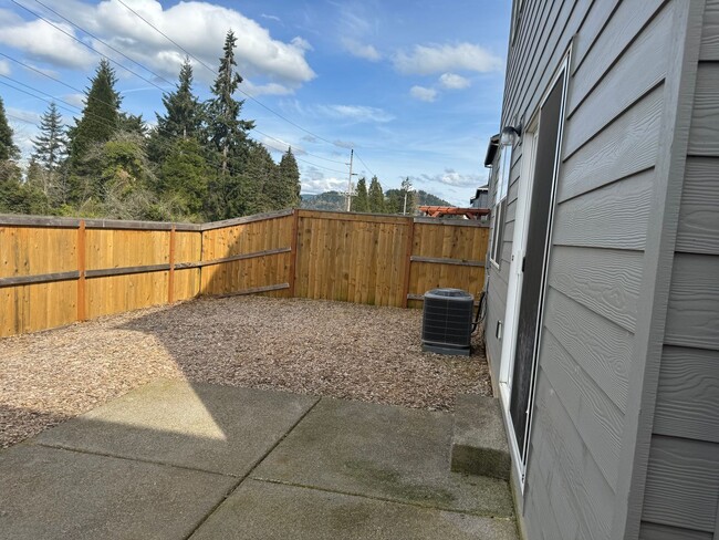 Building Photo - 4 bedroom 2.5 bathroom almost-new house in...