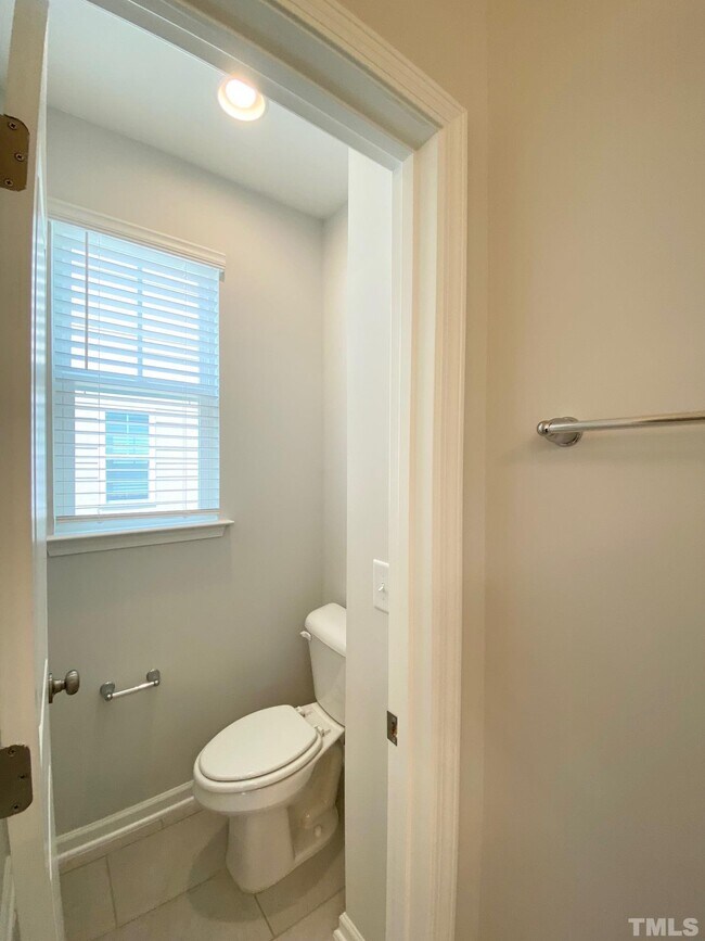 Building Photo - 1046 Commack Dr