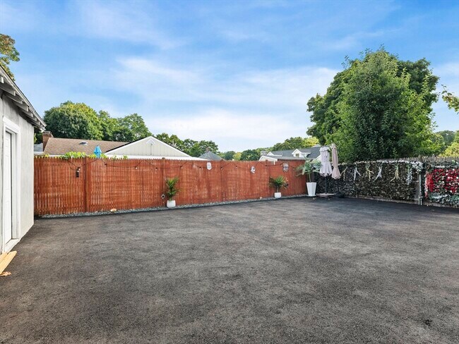 Building Photo - 8 Edgemere Rd