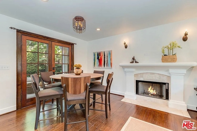 Building Photo - 835 N Sycamore Ave