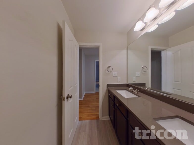 Building Photo - 2848 Village Center Dr