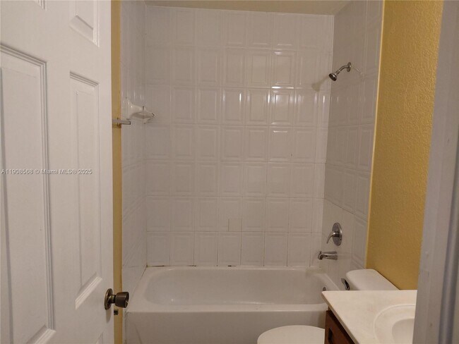 Building Photo - 83 NE 13th Ave