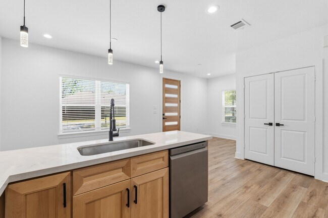 Building Photo - 8805 Parkway Dr