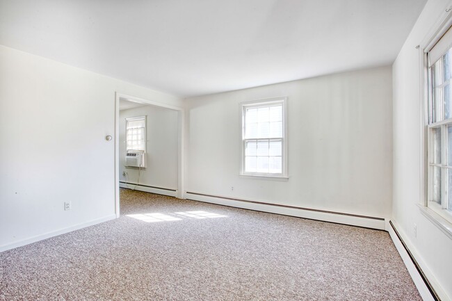 Building Photo - Duplex style 2 bedroom updated