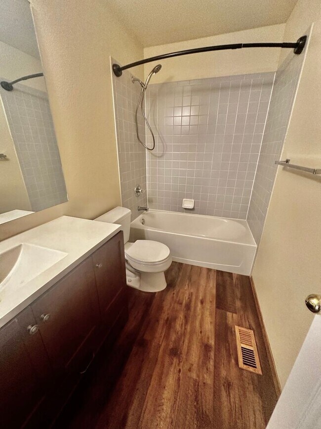 Building Photo - 5 Bedroom home on Fairweather for Rent!