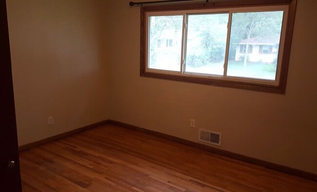 Building Photo - Stunning 3 Bedroom 2 Bathroom Home in St. Paul Park!